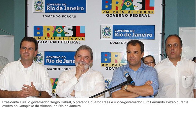 Presidente Lula, o governador Sérgio Cabral, o prefeito Eduardo Paes e o vice-governador Luiz Fernando Pezão durante evento no Complexo do Alemão, no Rio de Janeiro