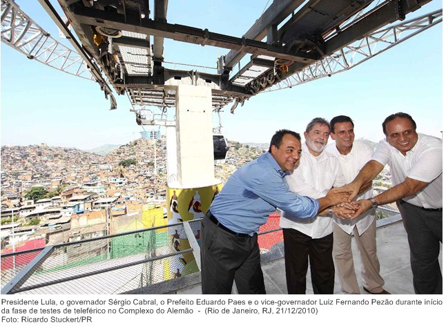 Presidente Lula, o governador Sérgio Cabral, o Prefeito Eduardo Paes e o vice-governador Luiz Fernando Pezão durante início da fase de testes de teleférico no Complexo do Alemão