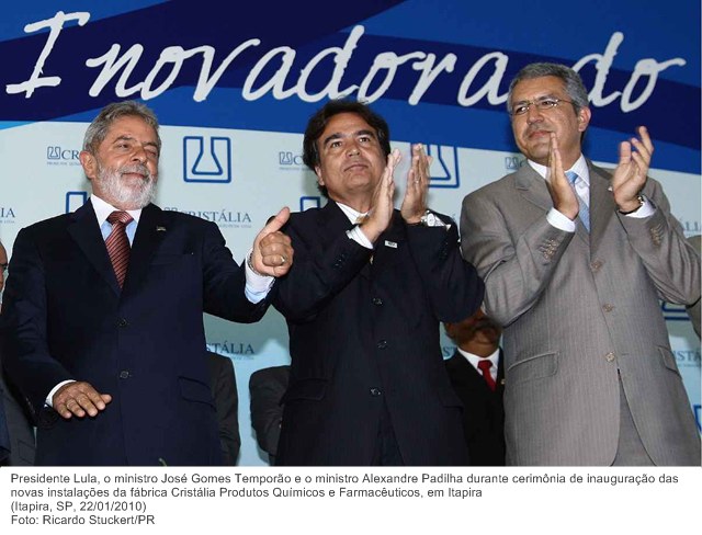 Presidente Lula, o min. José Gomes Temporão e o min. Alexandre Padilha durante cerim. de inauguração das novas instalações da fábrica Cristália Produtos Químicos e Farmacêuticos, em Itapira.