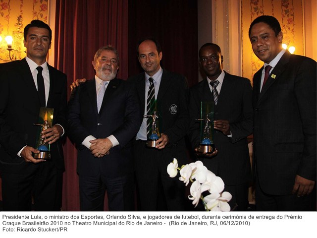 Presidente Lula, o ministro dos Esportes, Orlando Silva, e jogadores de futebol, durante cerimônia de entrega do Prêmio Craque Brasileirão 2010 no Theatro Municipal do Rio de Janeiro.