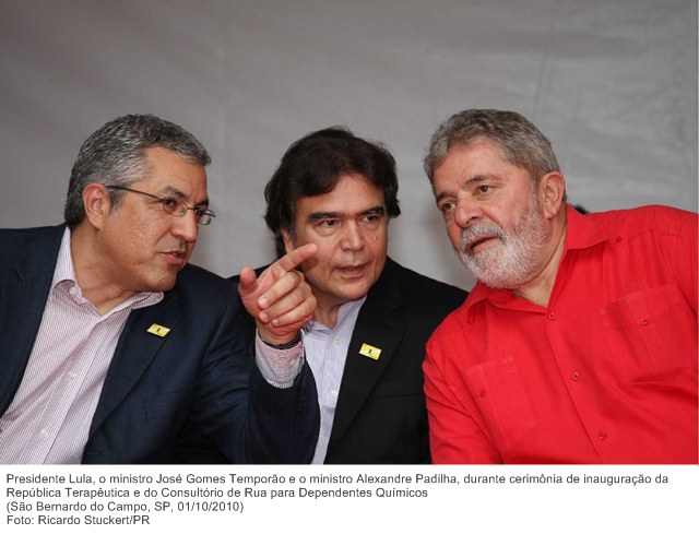 Presidente Lula, o ministro José Gomes Temporão e o ministro Alexandre Padilha, durante cerimônia de inauguração da República Terapêutica e do Consultório de Rua para Dependentes Químicos.