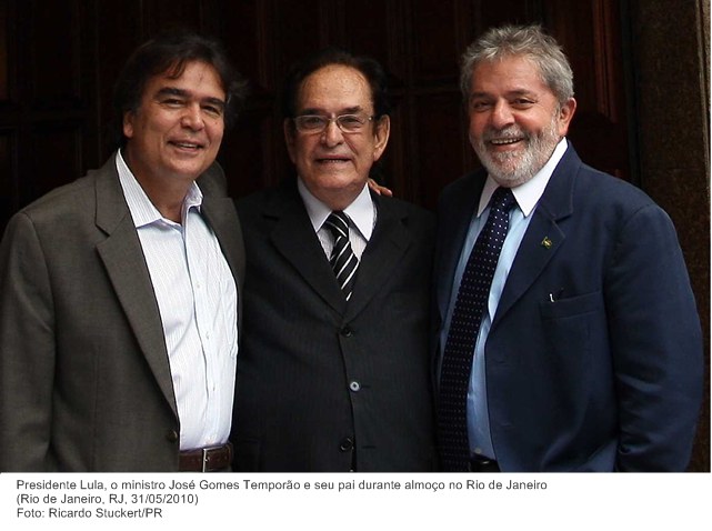 Presidente Lula, o ministro José Gomes Temporão e seu pai durante almoço no Rio de Janeiro.
