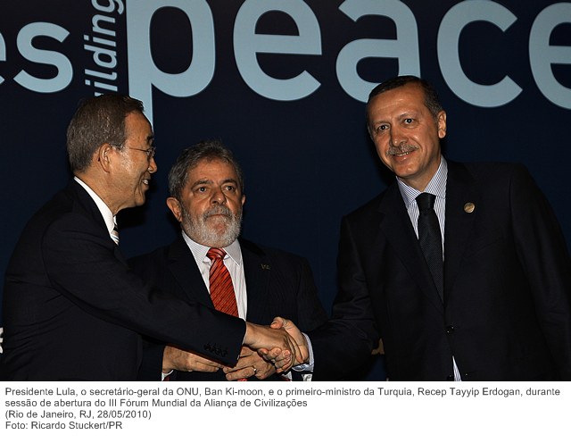 Presidente Lula, o secretário-geral da ONU, Ban Ki-moon, e o primeiro-ministro da Turquia, Recep Tayyip Erdogan, partic. da sessão de abert. do III Fórum Mundial da Aliança de Civilizações