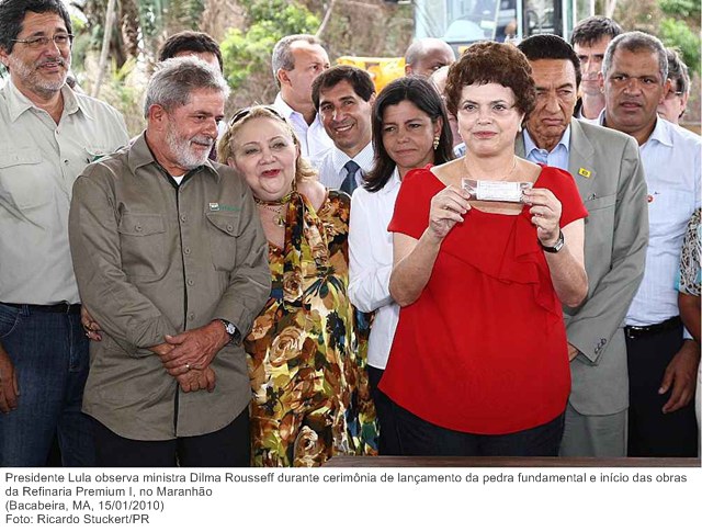 Presidente Lula observa a ministra Dilma Rousseff durante cerimônia de lançamento da pedra fundamental e início das obras da Refinaria Premium I, no Maranhão.