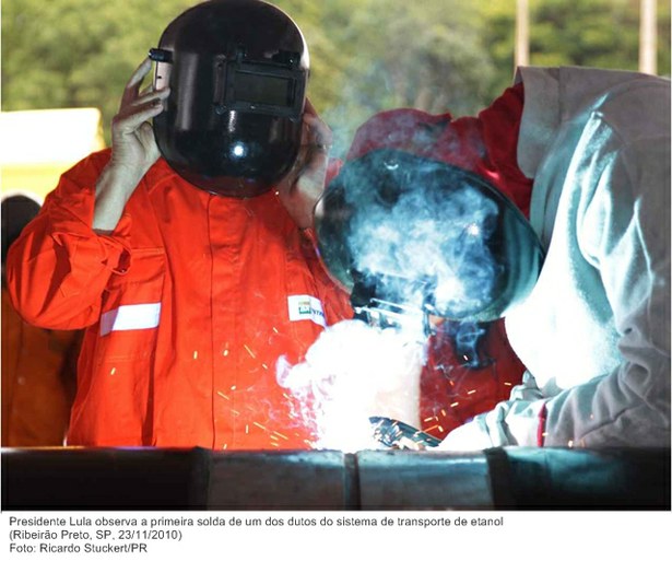 Presidente Lula observa a primeira solda de um dos dutos do sistema de transporte de etanol.