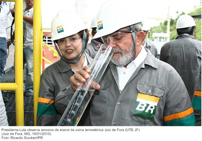 Presidente Lula observa amostra de etanol da usina termelétrica Juiz de Fora (UTE JF).
