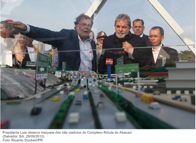Presidente Lula observa maquete dos três viadutos do Complexo Rótula do Abacaxi