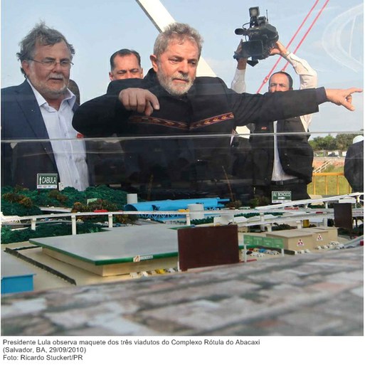 Presidente Lula observa maquete dos três viadutos do Complexo Rótula do Abacaxi.