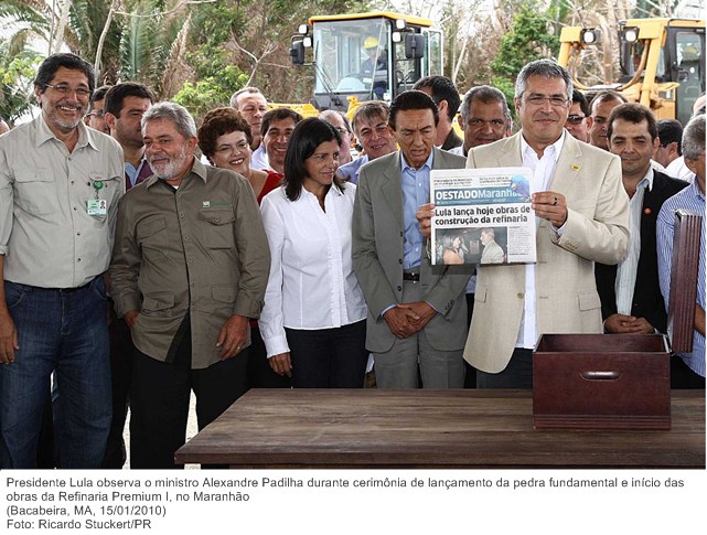 Presidente Lula observa o ministro Alexandre Padilha durante cerimônia de lançamento da pedra fundamental e início das obras da Refinaria Premium I, no Maranhão.