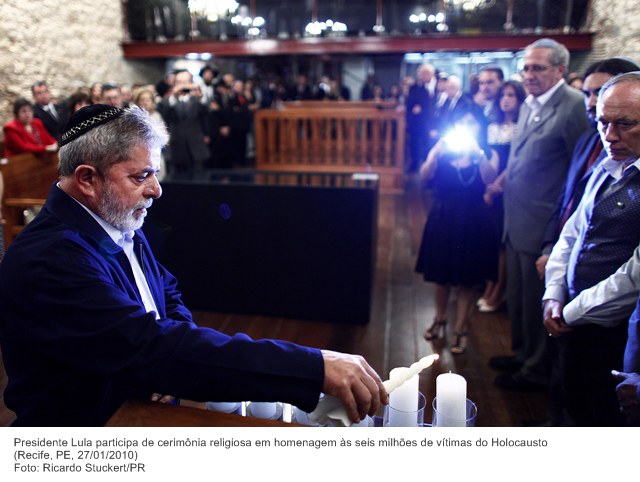 Presidente Lula participa de cerimônia religiosa em homenagem às seis milhões de vítimas do Holocausto.