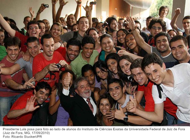 Presidente Lula posa para foto ao lado de alunos do Instituto de Ciências Exatas da Universidade Federal de Juiz de Fora.