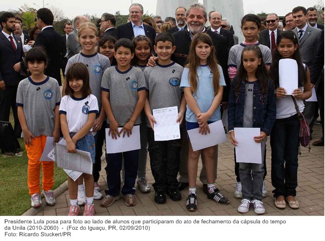 Presidente Lula posa para foto ao lado de alunos que participaram do ato de fechamento da cápsula do tempo da Unila (2010-2060).