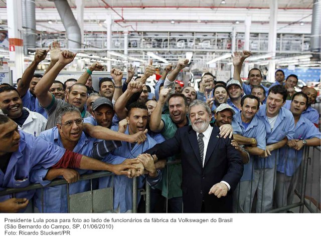 Presidente Lula posa para foto ao lado de funcionários da fábrica da Volkswagen do Brasil 
