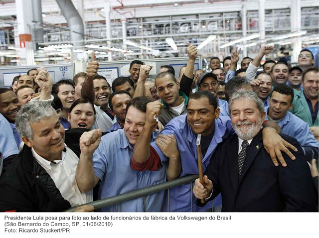 Presidente Lula posa para foto ao lado de funcionários da fábrica da Volkswagen do Brasil.