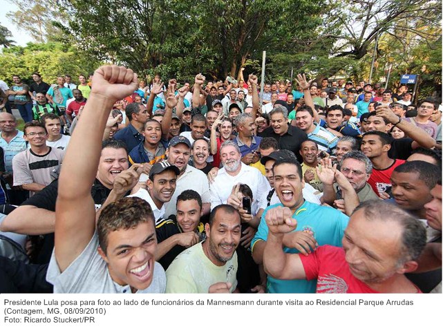 Presidente Lula posa para foto ao lado de funcionários da Mannesmann durante visita ao Residencial Parque Arrudas.jpg