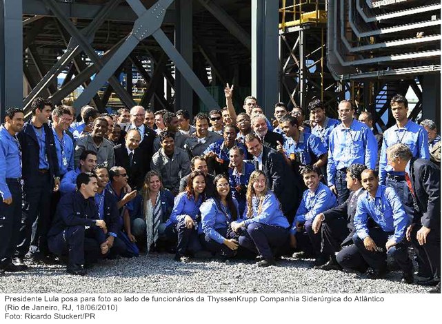 Presidente Lula posa para foto ao lado de funcionários da ThyssenKrupp Companhia Siderúrgica do Atlântico
