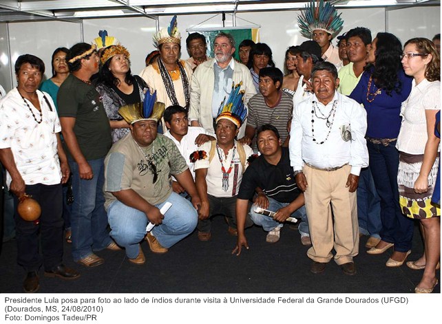 Presidente Lula posa para foto ao lado de índios durante visita à Universidade Federal da Grande Dourados (UFGD)