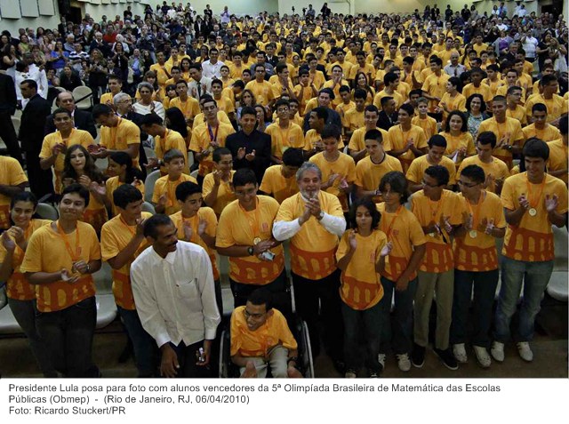 Presidente Lula posa para foto com alunos vencedores da 5ª Olimpíada Brasileira de Matemática das Escolas Públicas (Obmep) 