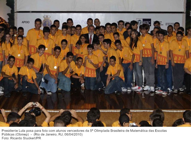 Presidente Lula posa para foto com alunos vencedores da 5ª Olimpíada Brasileira de Matemática das Escolas Públicas (Obmep)