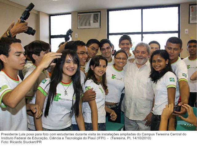 Presidente Lula posa para foto com estudantes durante visita às instalações ampliadas do Campus Teresina Central do Instituto Federal de Educação, Ciência e Tecnologia do Piauí (IFPI).