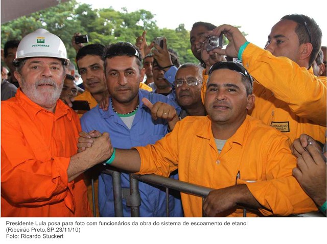 Presidente Lula posa para foto com funcionários da obra do sistema de escoamento de etanol.