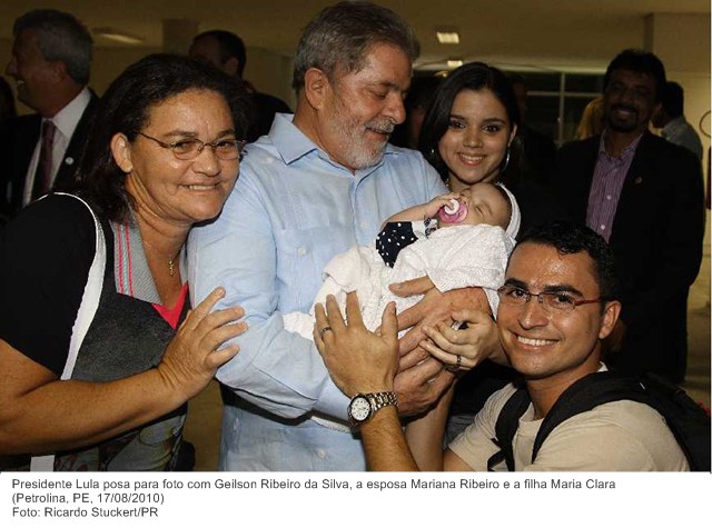 Presidente Lula posa para foto com Geilson Ribeiro da Silva, a esposa Mariana Ribeiro e a filha Maria Clara