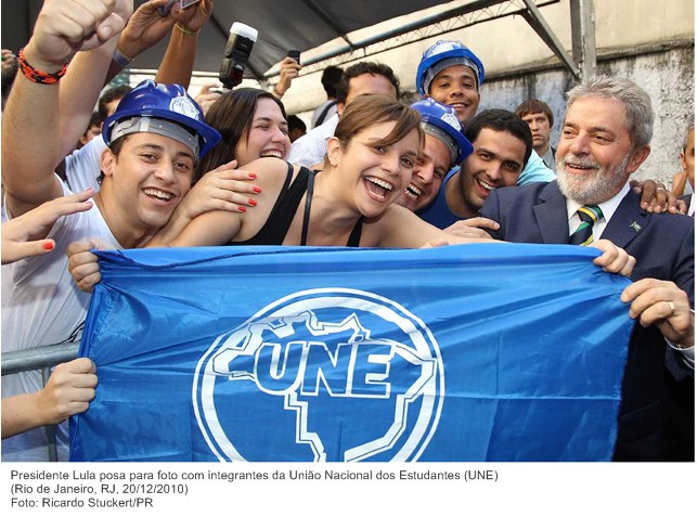 Presidente Lula posa para foto com integrantes da União Nacional dos Estudantes (UNE).