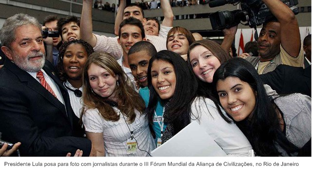 Presidente Lula posa para foto com jornalistas durante o III Fórum Mundial da Aliança de Civilizações, no Rio de Janeiro.