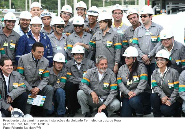 Presidente Lula posa para foto com operários da Unidade Termelétrica Juiz de Fora.