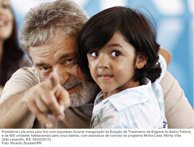 Presidente Lula posa para foto com populares durante inauguração da Estação de Tratamento de Esgotos do Bairro Feitoria e de 600 unidades habitacionais para cinco bairros 