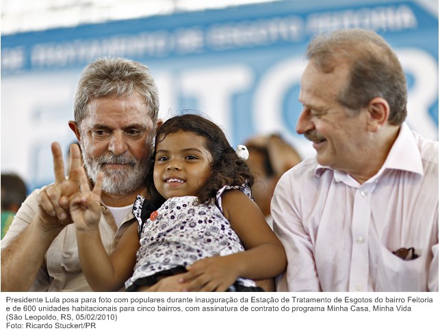 Presidente Lula posa para foto com populares durante inauguração da Estação de Tratamento de Esgotos do bairro Feitoria e de 600 unidades habitacionais para cinco bairros.