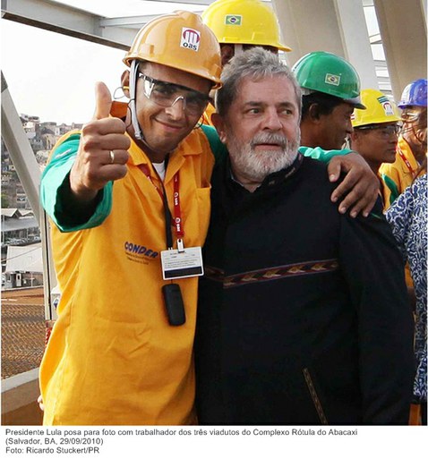 Presidente Lula posa para foto com trabalhador dos três viadutos do Complexo Rótula do Abacaxi.