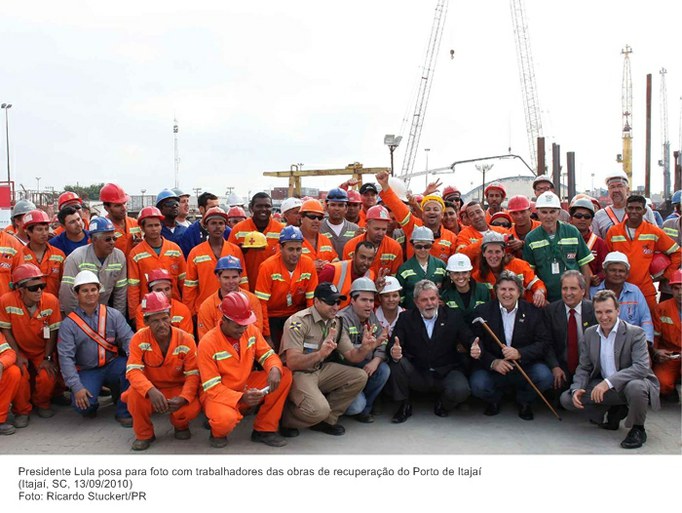 Presidente Lula posa para foto com trabalhadores das obras de recuperação do Porto de Itajaí.