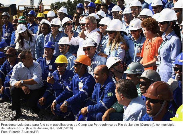 Presidente Lula posa para foto com trabalhadores do Complexo Petroquímico do Rio de Janeiro (Comperj), no município de Itaboraí-RJ.