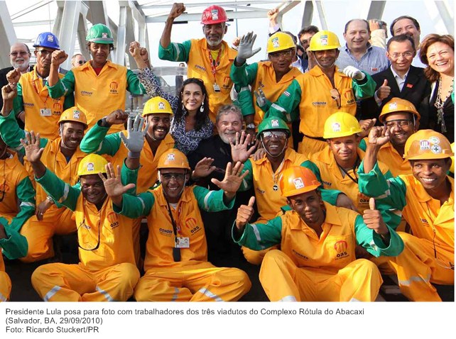 Presidente Lula posa para foto com trabalhadores dos três viadutos do Complexo Rótula do Abacaxi.