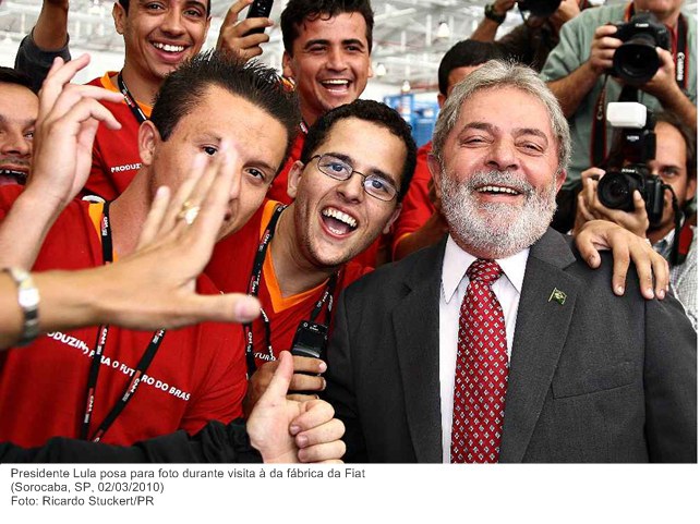 Presidente Lula posa para foto durante visita à da fábrica da Fiat