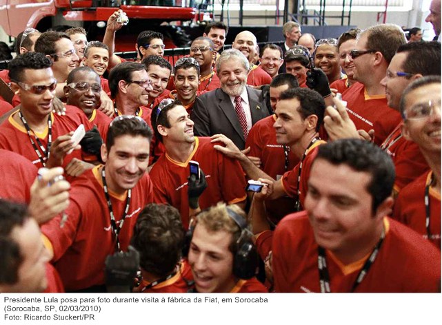 Presidente Lula posa para foto durante visita à fábrica da Fiat, em Sorocaba 