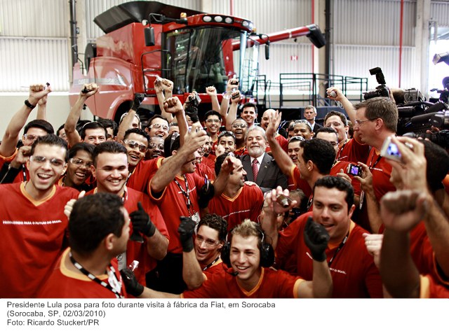 Presidente Lula posa para foto durante visita à fábrica da Fiat, em Sorocaba.