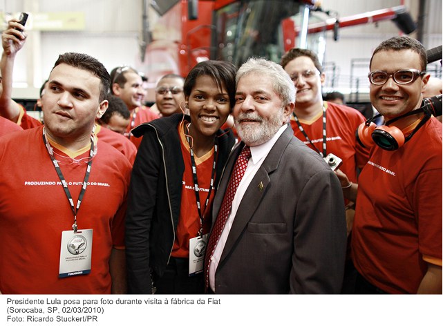Presidente Lula posa para foto durante visita à fábrica da Fiat.