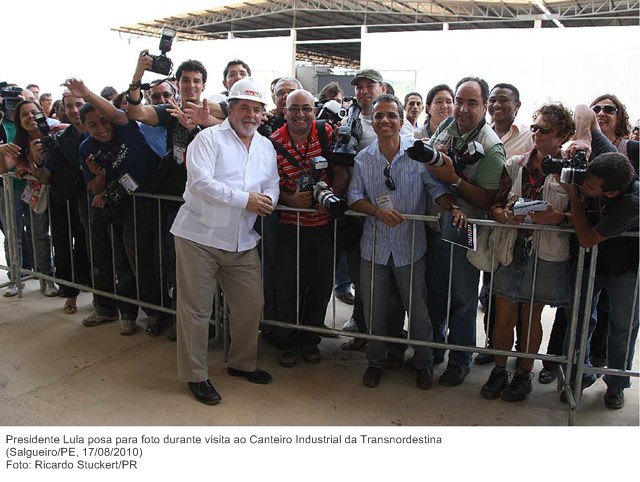 Presidente Lula posa para foto durante visita ao Canteiro Industrial da Transnordestina.