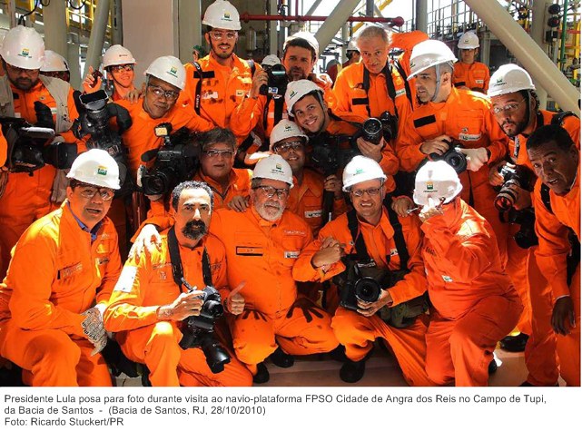 Presidente Lula posa para foto durante visita ao navio-plataforma FPSO Cidade de Angra dos Reis no Campo de Tupi, da Bacia de Santos.