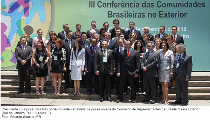 Presidente Lula posa para foto oficial durante cerimônia de posse solene do Conselho de Representantes de Brasileiros no Exterior.