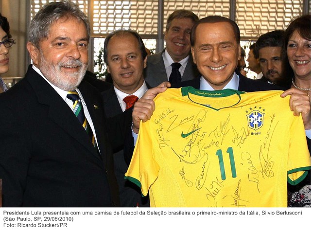 Presidente Lula presenteia com uma camisa de futebol da Seleção brasileira o primeiro-ministro da Itália, Silvio Berlusconi.