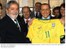 Presidente Lula presenteia com uma camisa de futebol da Seleção brasileira o primeiro-ministro da Itália, Silvio Berlusconi.