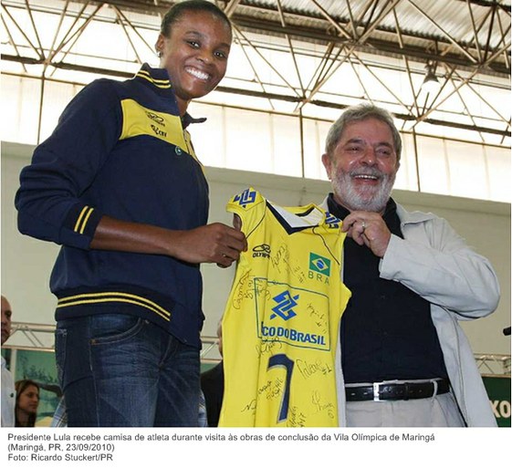 Presidente Lula recebe camisa de atleta durante visita às obras de conclusão da Vila Olímpica de Maringá.