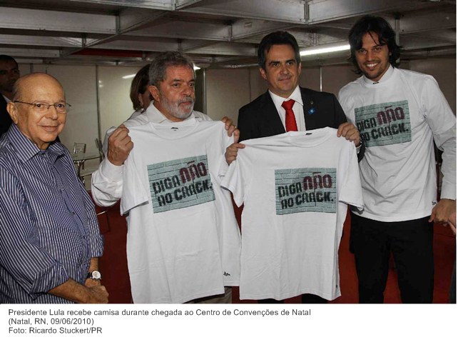 Presidente Lula recebe camisa durante chegada ao Centro de Convenções de Natal.