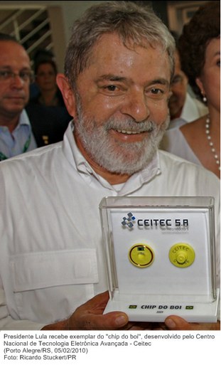 Presidente Lula recebe exemplar do ''chip do boi'', desenvolvido pelo Centro Nacional de Tecnologia Eletrônica Avançada - Ceitec.