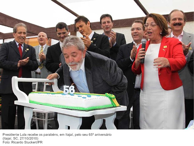 Presidente Lula recebe os parabéns, em Itajaí, pelo seu 65º aniversário.