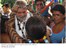 Presidente Lula recebe presentes indígenas durante visita a Manaus.