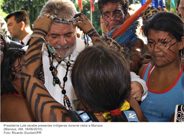 Presidente Lula recebe presentes indígenas durante visita a Manaus.